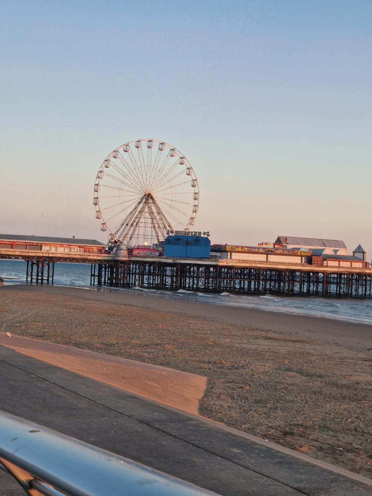Fern Villa Hotel - Albert Road Blackpool Buitenkant foto