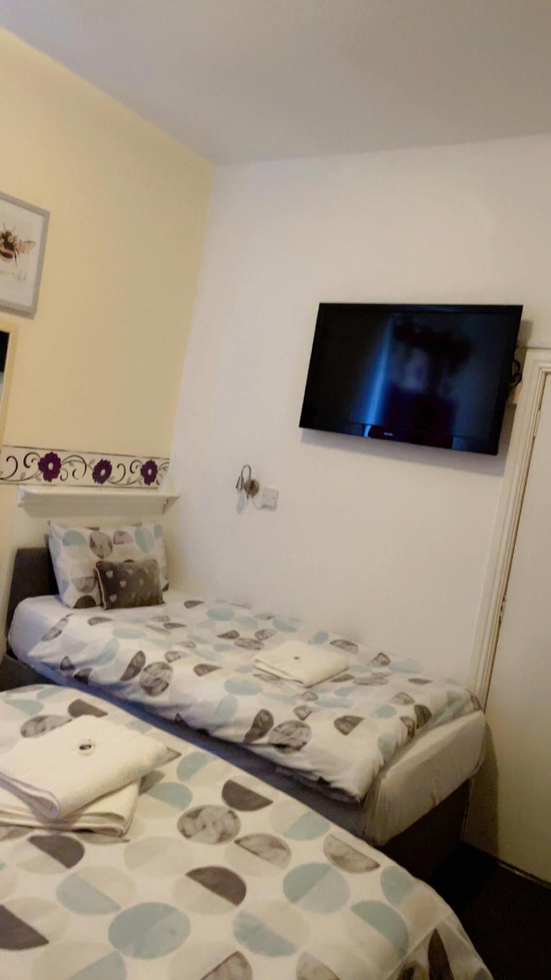 Fern Villa Hotel - Albert Road Blackpool Buitenkant foto