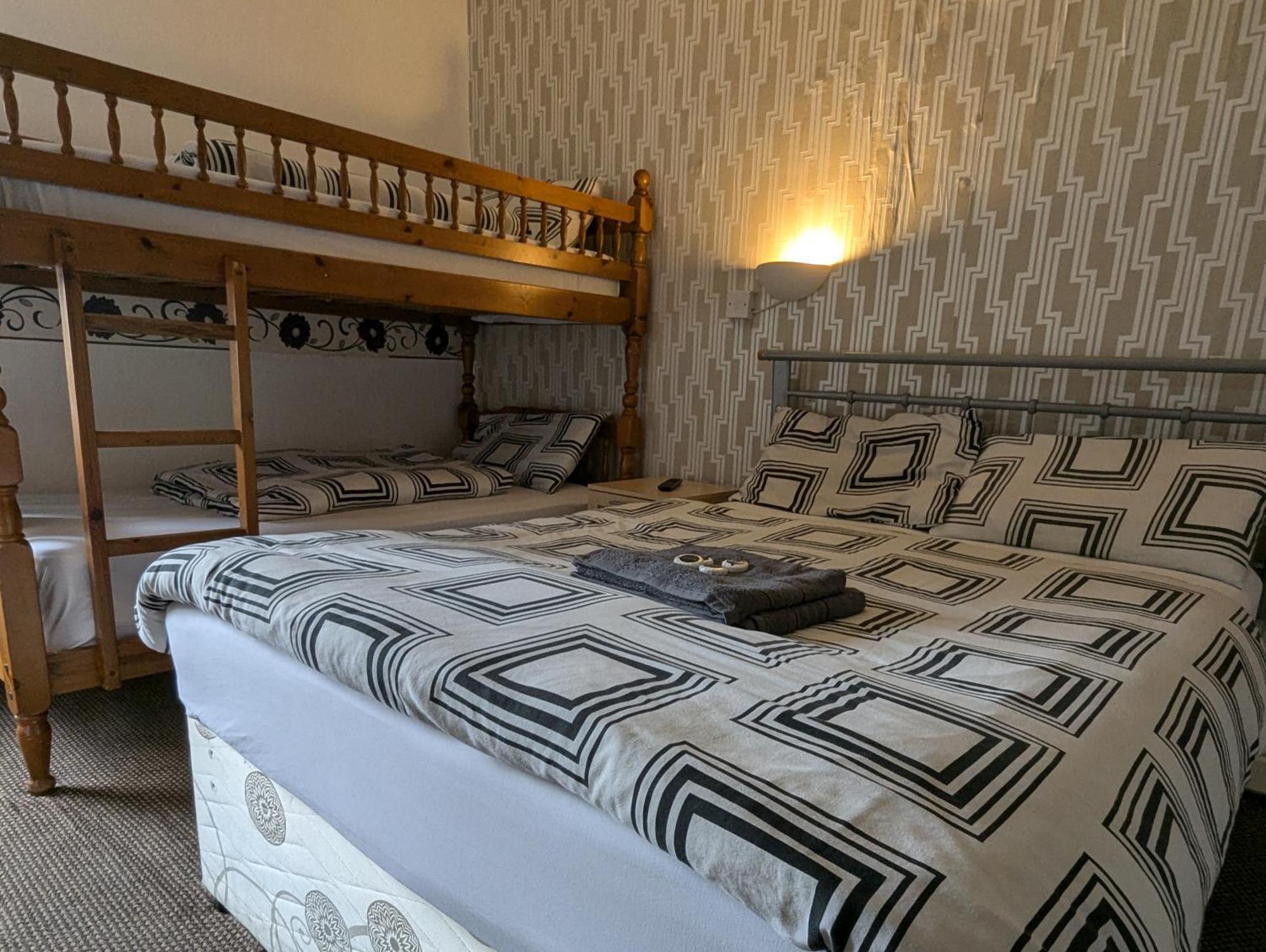 Fern Villa Hotel - Albert Road Blackpool Buitenkant foto