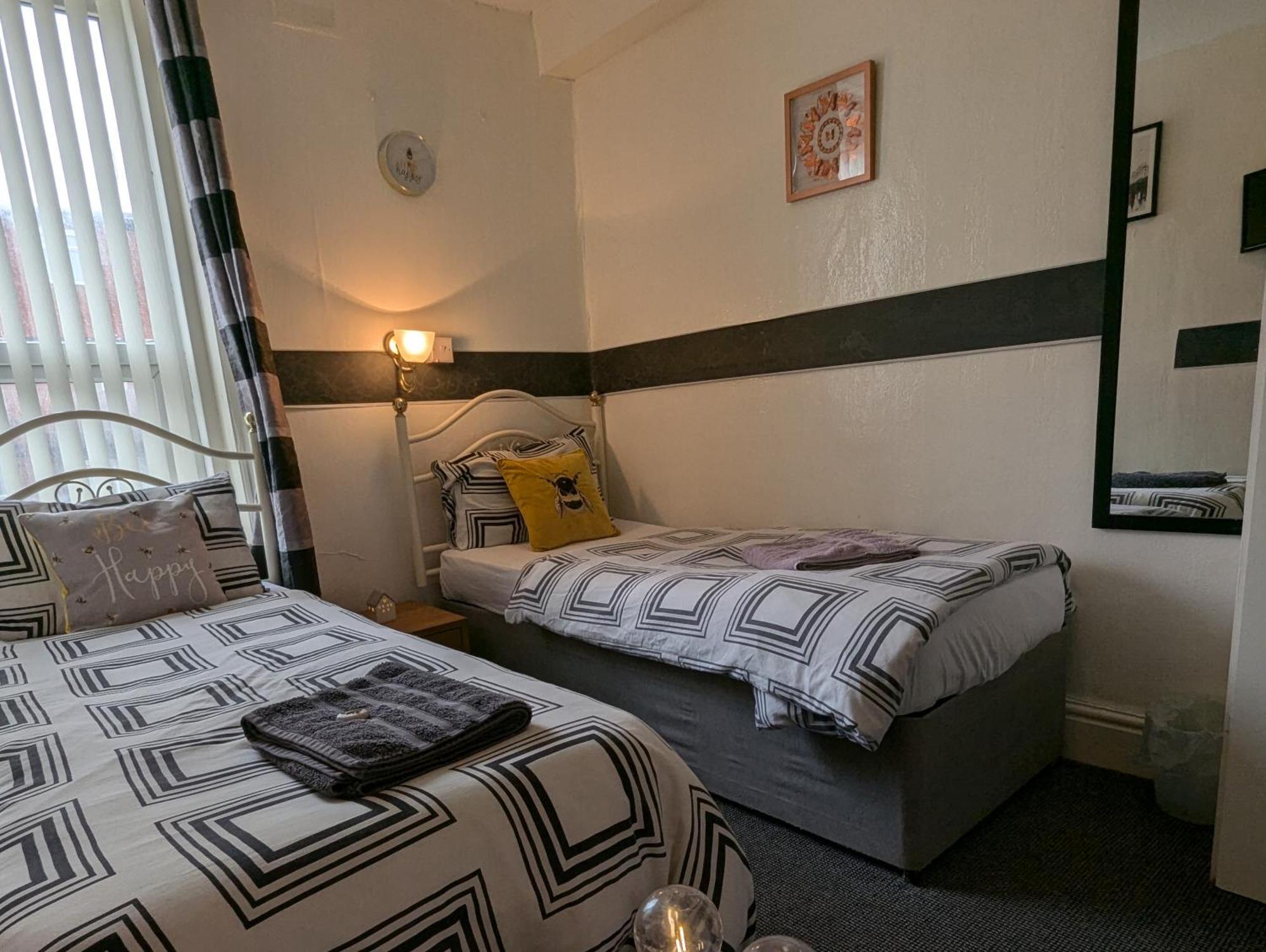 Fern Villa Hotel - Albert Road Blackpool Buitenkant foto